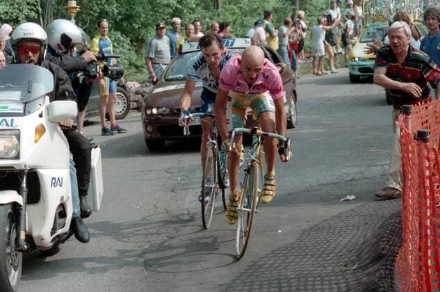Marco Pantani (vorn, Italien Mercatone Uno) im rosa Trikot des Gesamtführenden vor Pavel Tonkov (Rußland Mapei) -  Radsport Herren Giro d Italia 1998, dItalia, Straßenradsport, Straße, Rad, Vneg Gruppe 19. Etappe: Cavalese - Monte Campione