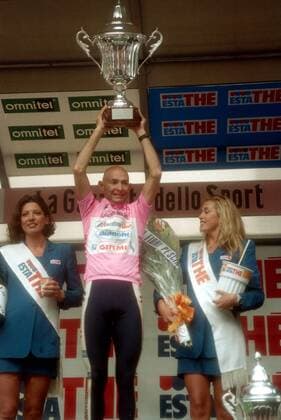 Gesamtsieger Marco Pantani (Italien Mercatone Uno) präsentiert während der Siegerehrung den Pokal, zwei Hostessen an seiner Seite runden das Bild ab -  Radsport Herren Giro d Italia 1998, dItalia, Straßenradsport, Straße, Rad, Vneg Gruppe 22. Etappe: Lugano - Mailand Freude, Begeisterung,