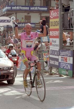 Etappensieger Marco Pantani (Italien Mercatone Uno) im rosa Trikot des Gesamtführenden jubelt bei der Zieldurchfahrt -  Radsport Herren Giro d Italia 1999, dItalia, Straßenradsport, Straße, Rad, Vneg Einzelbild 20. Etappe: Predazzo - Madonna di Campiglio Freude,