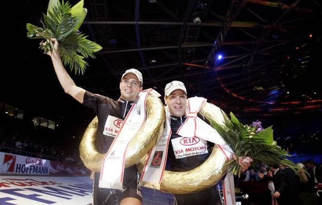 Robert Slippens (li.) und Danny Stam (beide Niederlande) gewinnen das 95. Berliner 6 Tage Rennen 2006 und jubeln mit ihren Siegerkränzen Radsport Herren 95. Berliner 6 Tage Rennen 2006, Sechstagerennen, Sechstage, Sechs, Sixdays, six days Gruppe Berlin Begeisterung, Freude,
