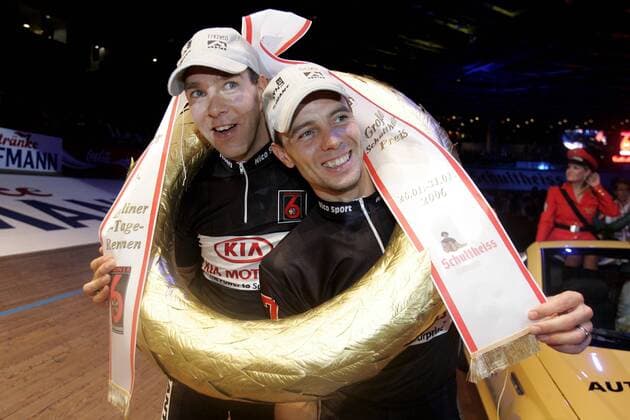 Danny Stam (li.) und Robert Slippens (beide Niederlande) gewinnen das Berliner 6 Tage Rennen 2006 und jubeln im Siegerkranz Radsport Herren 95. Berliner 6 Tage Rennen 2006, Sechstagerennen, Sechstage, Sechs, Sixdays, six days Gruppe Berlin Begeisterung, Freude,