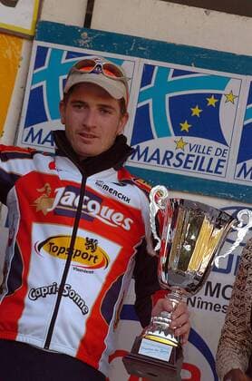 Der Sieger der 1. Etappe der Rundfahrt Stern von Besseges 2006, Frederik Willems (Belgien Chocolade Jacques Topsport Vlaanderen), präsentiert seine Trophäe -  Radsport Herren Etoile de Besseges 2006, Straßenradsport, Straße, Rad Einzelbild 1. Etappe: Marseille - Luminy Freude,