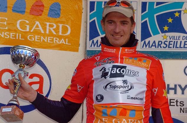 Der Sieger der 1. Etappe der Rundfahrt Stern von Besseges 2006, Frederik Willems (Belgien Chocolade Jacques Topsport Vlaanderen), präsentiert seine Trophäe -  Radsport Herren Etoile de Besseges 2006, Straßenradsport, Straße, Rad Einzelbild 1. Etappe: Marseille - Luminy Freude,