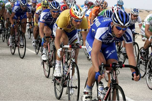 Tom Boonen (Belgien Quick Step Intergetic, 2.v.re.) im Schoße seines Teams -  Radsport Herren Tour of Qatar 2006, Straßenradsport, Straße, Rad, Vdig Gruppe 2. Etappe: Camelodrome - Al Khor Corniche Doha