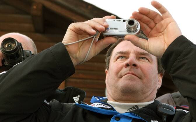 Bundestrainer Wolfgang Hoppe (Deutschland) fotografiert Bobsport EM Herren Weltcup 2005 2006, Welt Cup, Worldcup, World, WC, Europameisterschaft, Bob, Zweierbob, 2er, 2 er Einzelbild St. Moritz