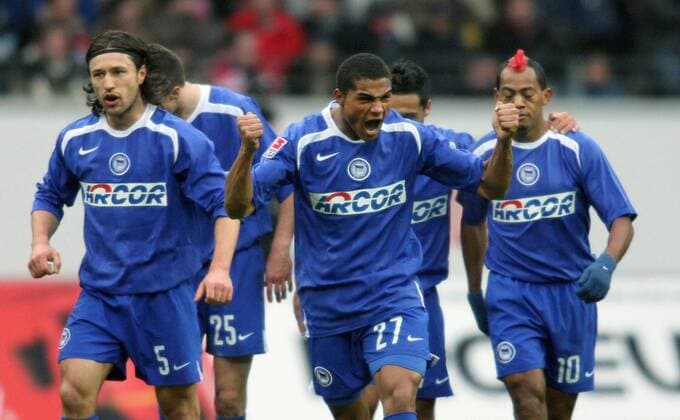 Torjubel Hertha - v.li.: Niko Kovac, der begeisterte Torschützen Kevin Prince Boateng und Marcelinho Fußball 1. BL Herren Saison 2005 2006, Hertha BSC Berlin Gruppe Frankfurt M. Begeisterung, Freude,