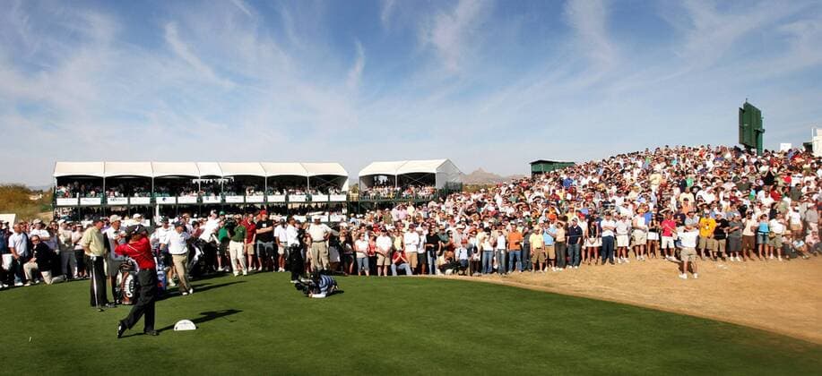 Die Zuschauer beobachten Dean Wilson (USA) beim Abschlag - (Icon7405805) Golf Herren FBR Open 2006, PGA Tour, Golfen Totale Scottsdale EDITORIAL USE ONLY