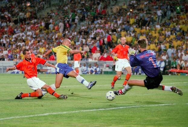 Ronaldo (Mitte, Brasilien) tunnelt Torwart Edwin van der Sar und erzielt das 1:0, Phillip Cocu (beide Niederlande) kommt zu spät Fußball Länderspiel Herren Weltmeisterschaft 1998, Nationalmannschaft, Nationalteam, Nationaltrikot, Halbfinale, Vneg Gruppe Brasilien - Holland 5:3 n.E. Marseille Dynamik, Abwehr, Spannung,