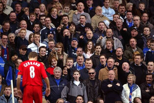 Steven Gerrard (Liverpool) wird von den Fans des Chelsea FC London verhöhnt -  Fußball Herren English Premier League 2005 2006, 1. Englische Liga, Chelsea FC London - FC Liverpool Totale London