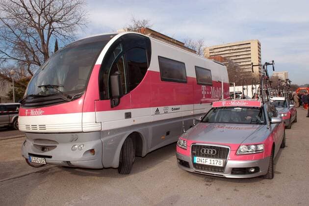 Der Mannschaftsbus und ein Begleitfahrzeug von Audi des Teams T Mobile -  Radsport Herren Etoile de Besseges 2006, Straßenradsport, Straße, Rad Gruppe Wirtschaft, Omnibus, Autobus, Schriftzug Pays Combien