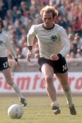Uli Hoeneß (BR Deutschland) am Ball Fußball WM Herren Weltmeisterschaft 1974, Nationalmannschaft, Nationalteam, Nationaltrikot, Länderspiel, Gruppe 2 Einzelbild Düsseldorf Dynamik,