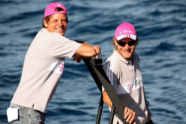 Jan Ullrich (li.) und Matthias Kessler (beide Deutschland beide T Mobile) während des Trainingslagers in Kapstadt zu Gast auf dem Americas Cup Segelboot des Teams Shosholoza (Südafrika) Radsport Herren Straßenradsport 2005, Straße, Rad, Trainingslager, Gruppe Kapstadt Freude,
