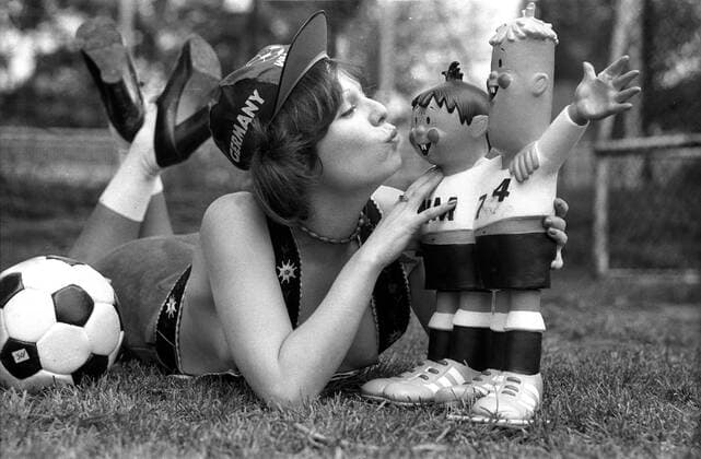 Die WM Maskottchen Tip und Tap werden von einem freizügig bekleideten Model geküßt Fußball WM Herren Vorschau Weltmeisterschaft 1974, Shooting, Fotoshooting, Fototermin Einzelbild Frankfurt M. Sinnlichkeit,