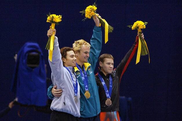 Siegerehrung Short Track 1000m: Steven Bradbury (Australien, Mitte) gewinnt vor Apolo Anton Ohno (USA, li.) und Mathieu Turcotte (Kanada) - (Icon5411807) Short Track OS Winter Herren Olympische Spiele 2002, Winterspiele, Shorttrack, 1000m, 1000 m, Meter, Medaille, Gruppe Strauß, Blumenstrauß, winken, Umarmung, umarmen Salt Lake City Freude, EDITORIAL USE ONLY