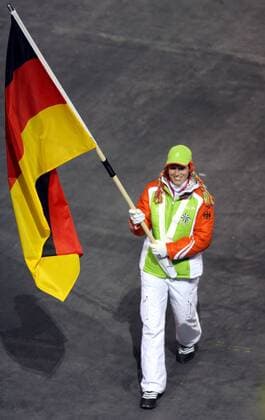 Fahnenträgerin Kati Wilhelm (Deutschland) beim Einmarsch der deutschen Delegation während der olympischen Spiele in Turin 2006 Biathlon OS Winter Damen Olympische Spiele Turin 2006, Winterspiele, Eröffnungsfeier, Eröffnung, Zeremonie Einzelbild Turin