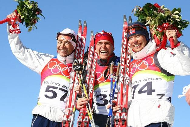 Siegerehrung 20km - v.li. : Ole Einar Björndalen (Norwegen, Platz 2), Olympiasieger Michael Greis (Deutschland) und Halvard Hanevold (Norwegen, Platz 3) Biathlon OS Winter Herren Olympische Spiele Turin 2006, Winterspiele, 20km, 20 km, Kilometer, Olympia, Olympiade Gruppe Cesena San Sicario Freude,