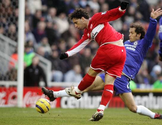 Fabio Rochemback (Middlesbrough, li.) zieht ab -  Fußball Herren English Premier League 2005 2006, 1. Englische Liga, FC Middlesbrough - Chelsea FC London 3:0 Gruppe Middlesbrough Dynamik,