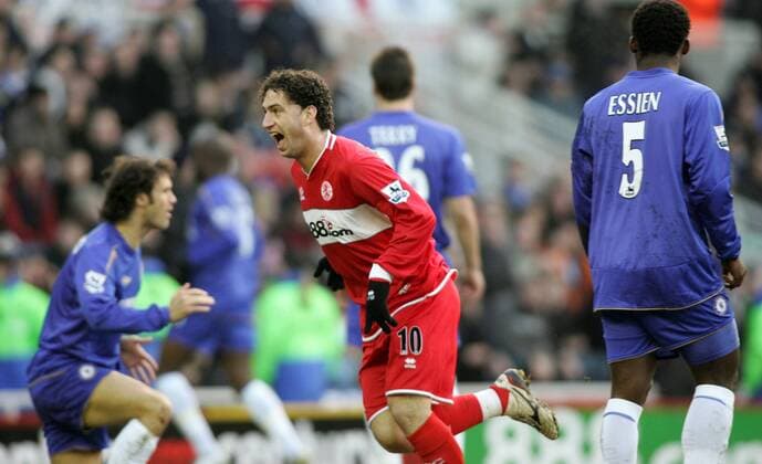 Fabio Rochemback (Middlesbrough, li.) jubelt, Mickael Essien (Chelsea) enttäuscht -  Fußball Herren English Premier League 2005 2006, 1. Englische Liga, FC Middlesbrough - Chelsea FC London 3:0 Gruppe Middlesbrough Freude,