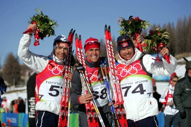 Siegerehrung Biathlon über 20km, v.li.: Zweiter Ole Einar Björndalen (Norwegen), Olympiasieger Michael Greis (Deutschland) und Dritter Halvard Hanevold (Norwegen) Biathlon OS Winter Herren Olympische Spiele Turin 2006, Winterspiele, 20km, 20 km, Kilometer Gruppe pan12508 Cesana San Sicario Freude,  