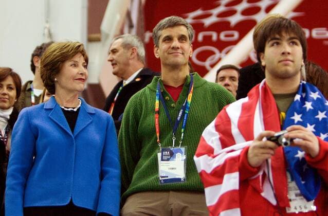 Laura Bush (li.), Ehefrau von Präsident George W. Bush (Republikaner USA) und Eric Heiden (USA, Mitte) zu Gast bei den Eisschnellaufwettkämpfen in Turin 2006 -  (oly2006021110) Eisschnellauf OS Winter Herren Olympische Spiele Turin 2006, Winterspiele, 5000m, 5000 m, Meter, Vdig Gruppe Turin