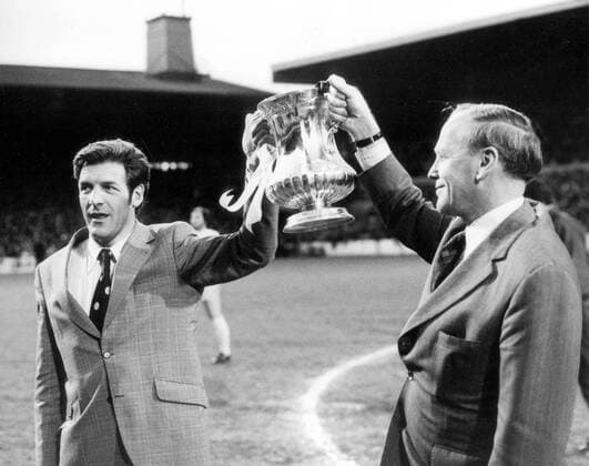 Englischer Pokalsieger West Ham - Ex Trainer Ron Greenwood (re.), mit dem Klub 1964 erfolgreich, und sein Nachfolger Trainer John Lyall, mit dem Klub 1975 erfolgreich, präsentieren stolz den Pokal - Fußball Herren FA Cup 1974 1975, Pokal, Pokalspiel, English First Division, One, 1. Englische Liga, Finale Gruppe London Harmonie,