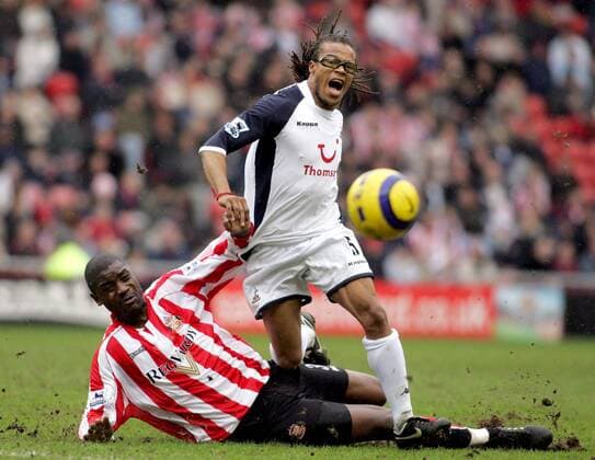 Edgar Davids (Tottenham Hotspurs, re.) wird von Christian Bassila (Sunderland) zu Fall gebracht -  Fußball Herren English Premier League 2005 2006, 1. Englische Liga, Sunderland FC - Tottenham Hotspur 1:1, AFC Gruppe Sunderland Dynamik, Kampf,