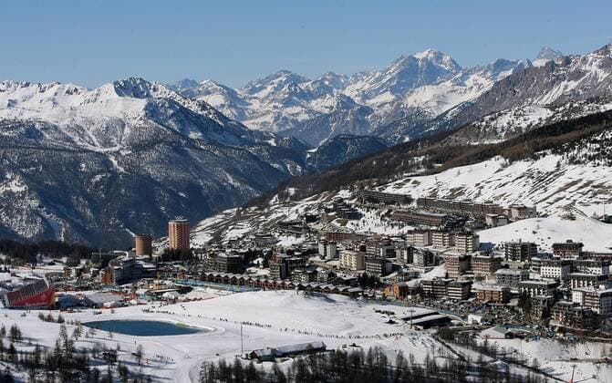 Überblick über Sestriere vor der majestätischen Kulisse der italienischen Alpen Alpiner Skilauf OS Winter Herren Olympische Spiele Turin 2006, Winterspiele, Ski Alpin, Skisport Totale Sestriere Weite,