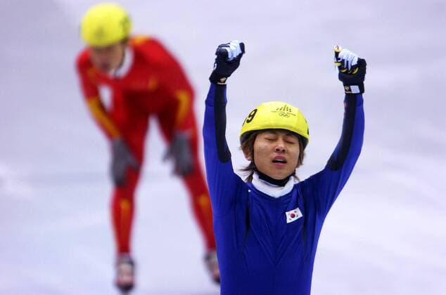 Olympiasieger Hyun Soo Ahn (Südkorea) - Siegesjubel Short Track OS Winter Herren Olympische Spiele Turin 2006, Winterspiele, Shorttrack, 3000m, 3000 m, Meter, Einzelbild Turin Glück, Begeisterung, Freude,