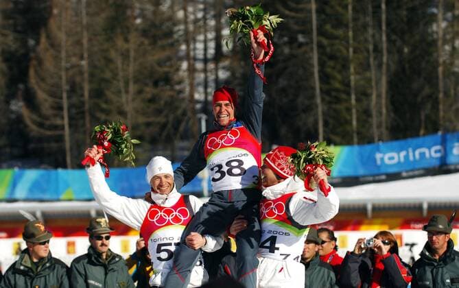 Siegerehrung Biathlon über 20km: Olympiasieger Michael Greis (Deutschland, Mitte) wird von Ole Einar Björndalen (li.) und Halvard Hanevold (beide Norwegen) gefeiert Biathlon OS Winter Herren Olympische Spiele Turin 2006, Winterspiele, 20km, 20 km, Kilometer Gruppe Cesana San Sicario Freude, Begeisterung,