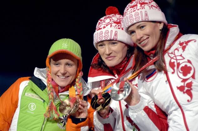 Siegerehrung 15km bei den Olympischen Spielen 2006, v.li.: Martina Glagow (Deutschland, Bronze), Olympiasiegerin Svetlana Ishmouratova (Gold) und Olga Pyleva (Silber, beide Rußland) präsentieren ihre Medaillen Biathlon OS Winter Damen Olympische Spiele Turin 2006, Winterspiele, 15km, 15 km, Kilometer, Bronzemedaille Gruppe Medals Plaza Turin Freude,
