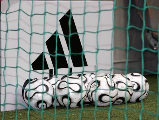 Etliche Adidas Bälle der Serie Teamgeist liegen vor dem Firmenlogo Fußball 1. BL Herren Saison 2005 2006, Vdig Totale München