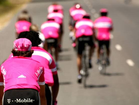 T Mobile Trainingslager in Kapstadt: Hinten gibt es Windschatten und Platz für den Sponsor Radsport Herren Straßenradsport 2005, Straße, Rad, Training, Trainingslager, Vdig Totale o0 Radsportler Radfahrer Kapstadt