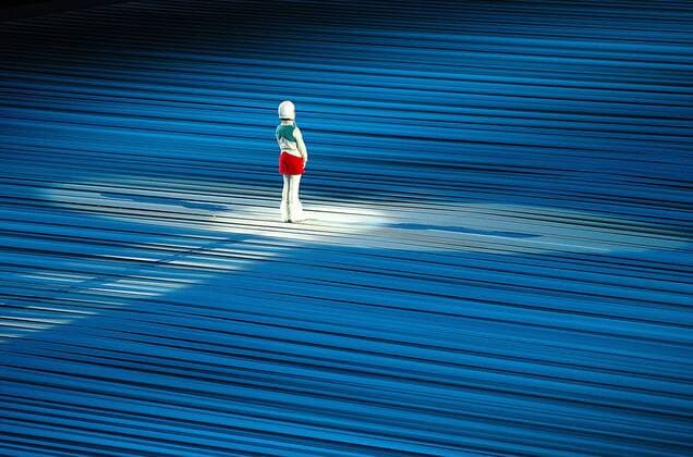 Großer Auftritt im Scheinwerferlicht: Die neunjährige Eleonora Benetti (Italien) singt die italienische Nationalhymne bei der Eröffnungsfeier der Olympischen Winterspiele 2006 in Turin OS Winter Olympische Spiele 2006, Winterspiele, Eröffnungsfeier, Eröffnung, Zeremonie, Eröffnungszeremonie Totale Turin