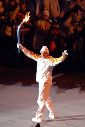 Alberto Tomba (Italien) hat das Olympische Feuer zur Eröffnungsfeier der Olympischen Winterspiele 2006 in Turin gebracht Alpiner Skilauf OS Winter Herren Olympische Spiele 2006, Winterspiele, Eröffnungsfeier, Eröffnung, Zeremonie, Eröffnungszeremonie Einzelbild Turin