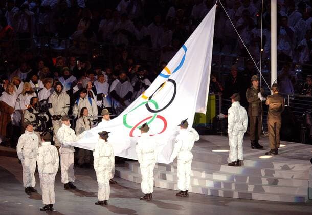 Das Hissen der Olympischen Flagge markiert den Beginn der Olympischen Winterspiele 2006 in Turin OS Winter Olympische Spiele 2006, Winterspiele, Eröffnungsfeier, Eröffnung, Zeremonie, Gruppe Turin