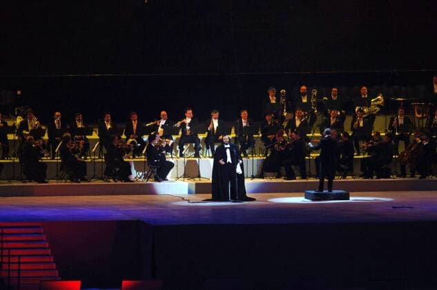 Tenor Luciano Pavarotti (Italien) tritt bei der Eröffnungsfeier der Olympischen Winterspiele 2006 in Turin auf OS Winter Olympische Spiele 2006, Winterspiele, Eröffnungsfeier, Eröffnung, Zeremonie, Totale Turin