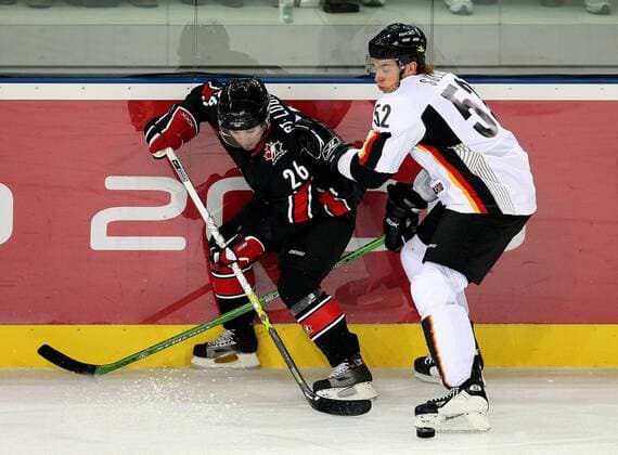 Martin St. Louis (Kanada, li.) gegen Alexander Sulzer (Deutschland) Eishockey OS Winter Herren Olympische Spiele Turin 2006, Winterspiele, Nationalmannschaft, Nationalteam, Nationaltrikot Gruppe Turin Dynamik,