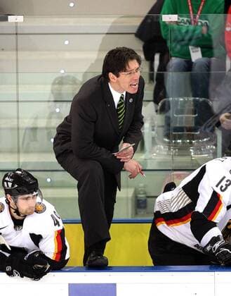Bundestrainer Uwe Krupp gibt lautstark Anweisungen, li. Klaus Kathan (beide Deutschland) Eishockey OS Winter Herren Olympische Spiele Turin 2006, Winterspiele, Nationalmannschaft, Nationalteam, Nationaltrikot Gruppe Turin