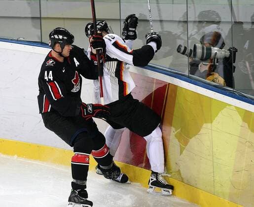 Chris Pronger (Kanada, li.) gegen Stefan Ustorf (Deutschland) Eishockey OS Winter Herren Olympische Spiele Turin 2006, Winterspiele, Nationalmannschaft, Nationalteam, Nationaltrikot Gruppe Turin Dynamik, Kampf,