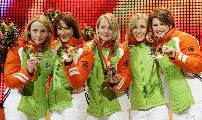 Deutschland ist Olympiasieger im Teamwettbewerb der Damen, v.li.: Sabine Völker, Claudia Pechstein, Lucille Opitz, Anni Friesinger und Daniela Anschütz Thoms präsentieren ihre Goldmedaillen Eisschnellauf OS Winter Damen Olympische Spiele Turin 2006, Winterspiele, Verfolgung, Teamverfolgung, Teamwertung, Goldmedaille Gruppe Medals Plaza Turin Freude,