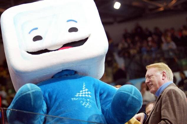 Alan Calmat (Frankreich) Olympiasieger von 1965 mit dem Eiswürfel Gliz, dem Maskottchen der Olympischen Winterspiele in Turin Eiskunstlauf OS Winter Herren Olympische Spiele Turin 2006, Winterspiele, Kür Gruppe pan12698 Turin Freude,  
