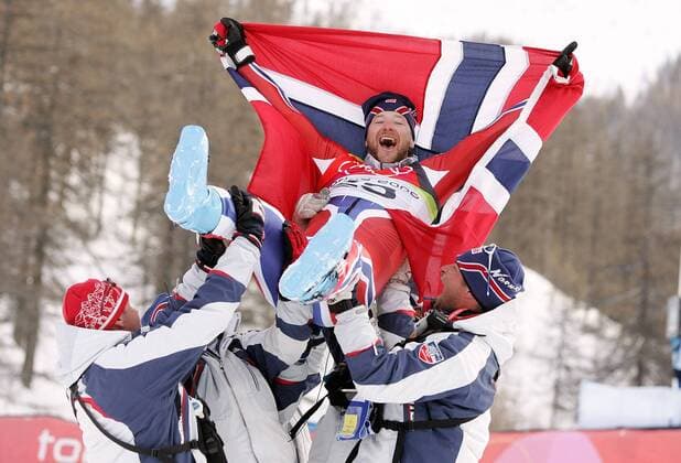 Kjetil Andre Aamodt (Norwegen), Olympiasieger im Super G, lässt sich von seinen Trainern feiern Alpiner Skilauf OS Winter Herren Olympische Spiele Turin 2006, Winterspiele, Ski Alpin, Skisport, Super G Gruppe Sestriere Borgata Freude, Begeisterung,
