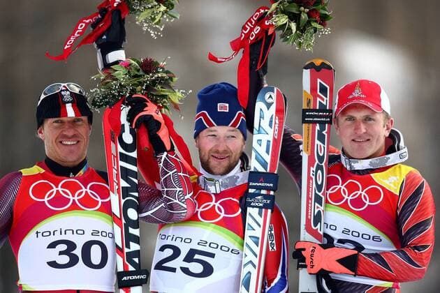 Olympiasieger Kjetil Andre Aamodt (Norwegen, Mitte) neben Hermann Maier (Österreich, li.) und Ambrosi Hoffmann (Schweiz) während der Super G Siegerehrung Alpiner Skilauf Herren Olympische Spiele Turin 2006, Winterspiele, Skisport, Ski Alpin, Super G Gruppe Sestriere Borgata Freude,