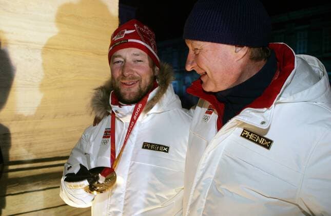 Super G Olympiasieger Kjetil Andre Aamodt (Norwegen, li.) -  Alpiner Skilauf Herren Olympische Spiele Turin 2006, Winterspiele, Ski Alpin, Skisport, Super G Einzelbild Medals Plaza Turin