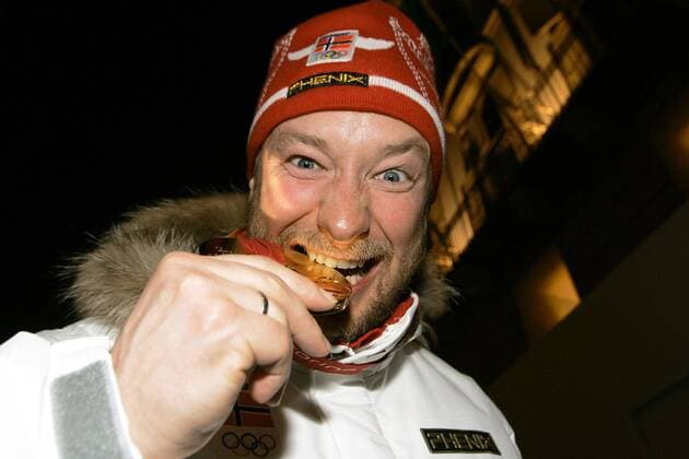 Super G Olympiasieger Kjetil Andre Aamodt (Norwegen, li.) prüft die Echtheit seiner Goldmedaille -  Alpiner Skilauf Herren Olympische Spiele Turin 2006, Winterspiele, Ski Alpin, Skisport, Super G Porträt Medals Plaza Turin