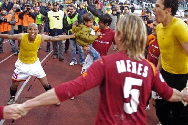 Siegesjubel Roma, mit u.a. Philippe Mexes (re.) Olivier Dacourt (li.) und Christian Panucci -  Fußball Herren Serie A 2005 2006, 1. Italienische Liga, AS Rom Gruppe Rom Freude, Begeisterung,