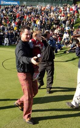 Sieger Rory Sabbatini (Südafrika) freut sich mit seinem Sohn Harley Aiden und schnipst einen Ball in die Menge - (Icon50614449) Golf Herren Nissan Open 2006, PGA Tour, Golfen Gruppe Pacific Palisades EDITORIAL USE ONLY