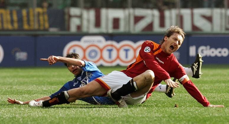 Francesco Totti (re., AS Rom) wird von Richard Vanigli (Empoli) gefoult und verletzt sich schwer, die Fußstellung sagt alles -  Fußball Herren Serie A 2005 2006, 1. Italienische Liga, AS Rom - FC Empoli 1:0, Roma, Vdig Gruppe Rom