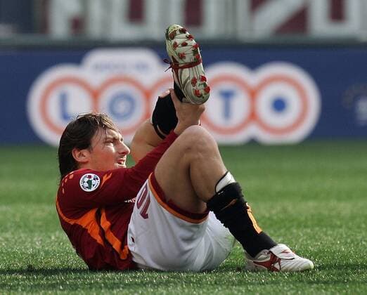 Francesco Totti (AS Rom) verletzt am Boden -  Fußball Herren Serie A 2005 2006, 1. Italienische Liga, AS Rom, Roma, Vdig Einzelbild Rom