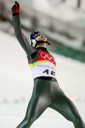 Olympiasieger Thomas Morgenstern (Österreich) jubelt im Auslauf -  Skispringen OS Winter Herren Olympische Spiele Turin 2006, Winterspiele, Ski Nordisch, Nordischer Skisport, Großschanze, Vdig Einzelbild Pragelato Glück, Freude, Begeisterung,